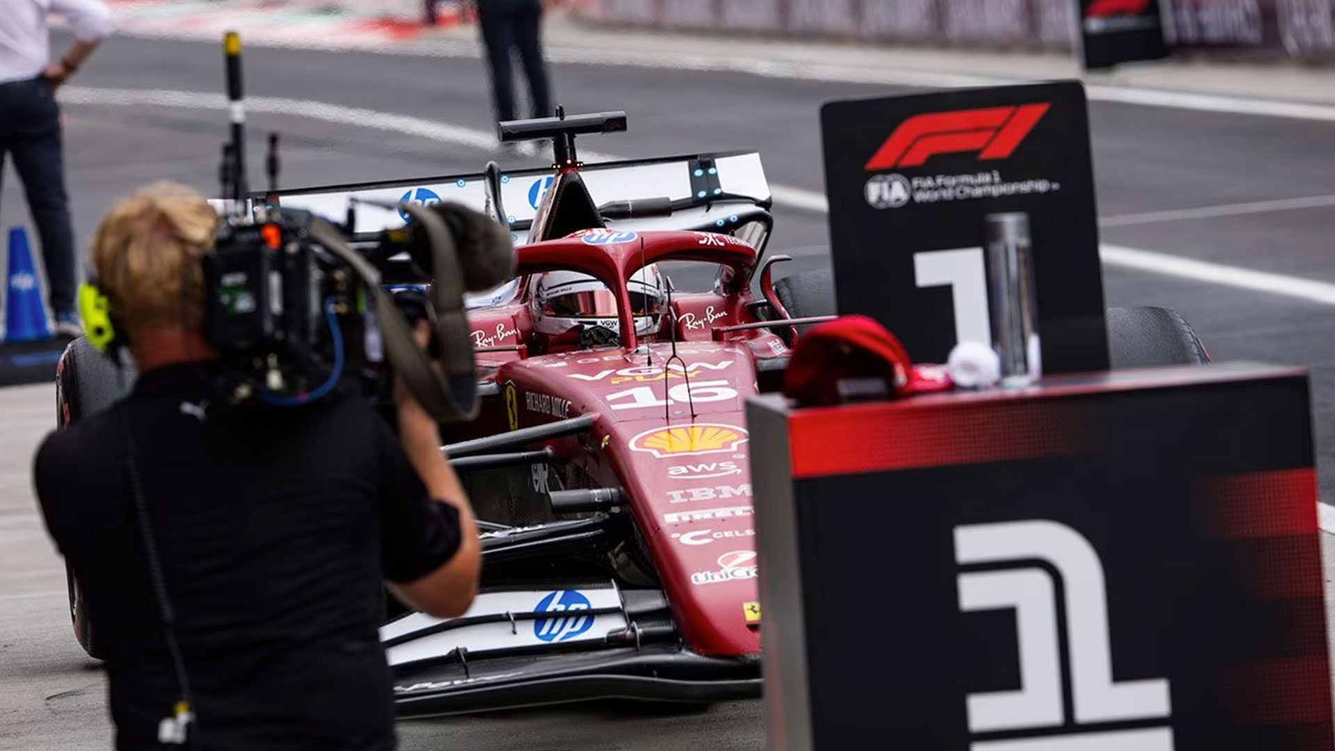 LECLERC LE GANA LA POLE A LOS MCLAREN