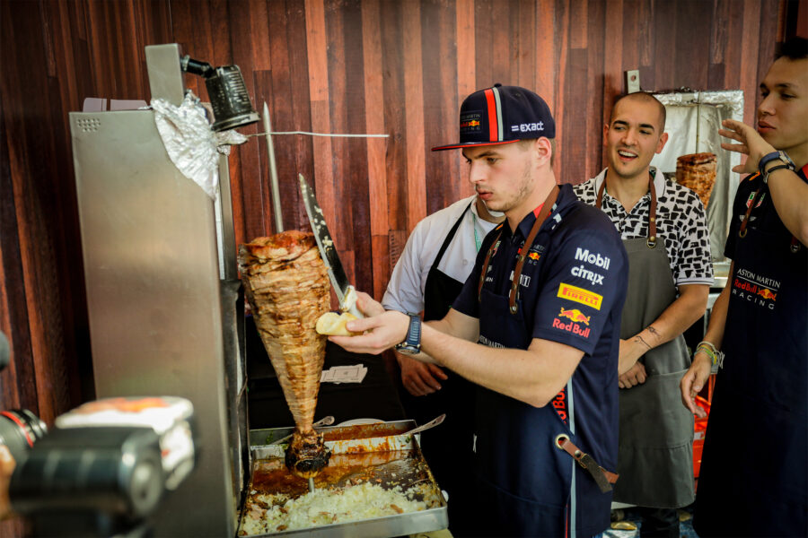 MAX VERSTAPPEN, PILOTO DE RED BULL RACING, PREPARA TACOS EN EL PADDOCK