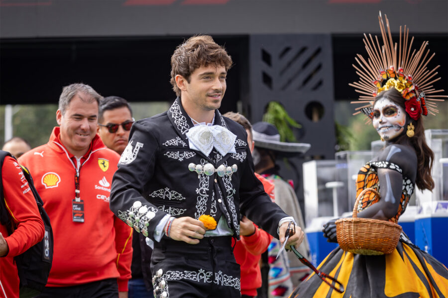EL PILOTO CHARLES LECLERC DE SCUDERIA FERRARI LLEGANDO AL PADDOCK VESTIDO DE MARIACHI