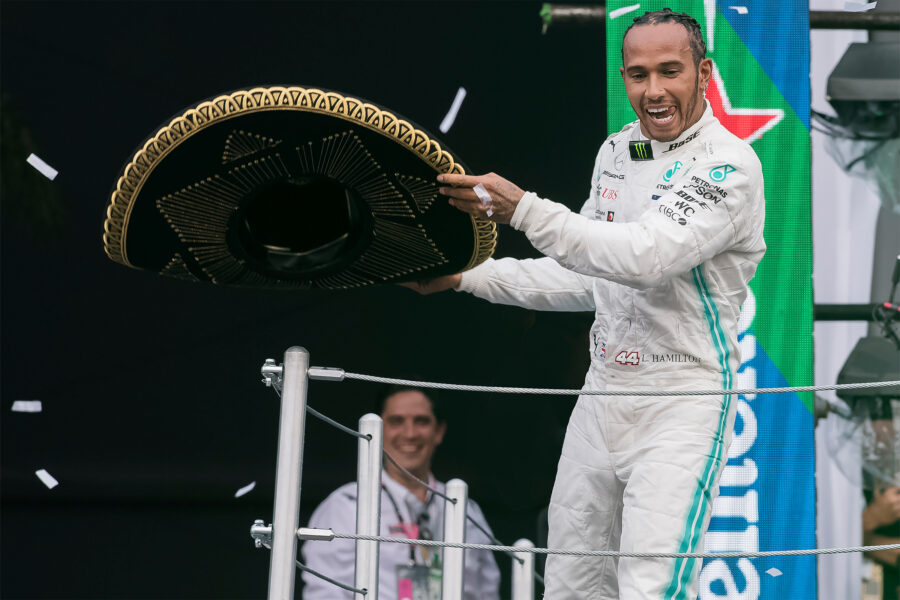 LEWIS HAMILTON CELEBRA SU VICTORIA EN EL MÉXICO GP 2019 CON EL SOMBRERO DE MARIO ACHI