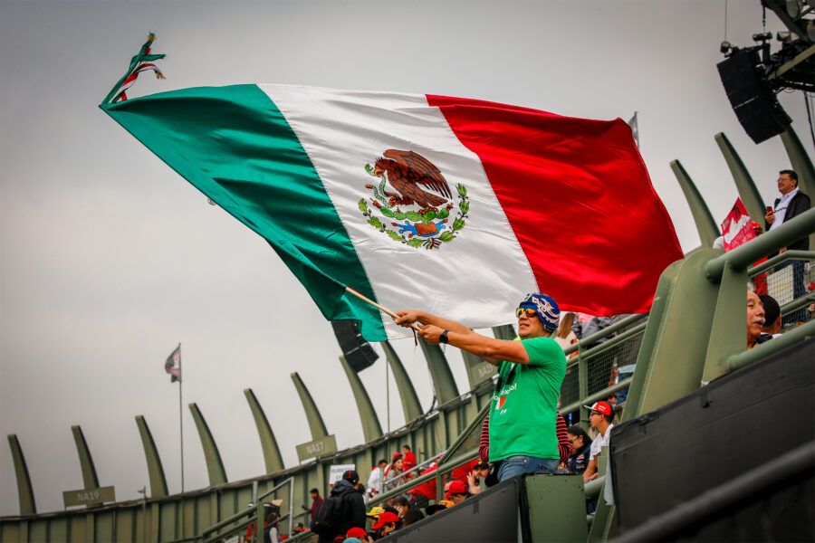 LA BANDERA MEXICANA DESFILA ORGULLOSA EN LO ALTO DE LAS GRADAS 