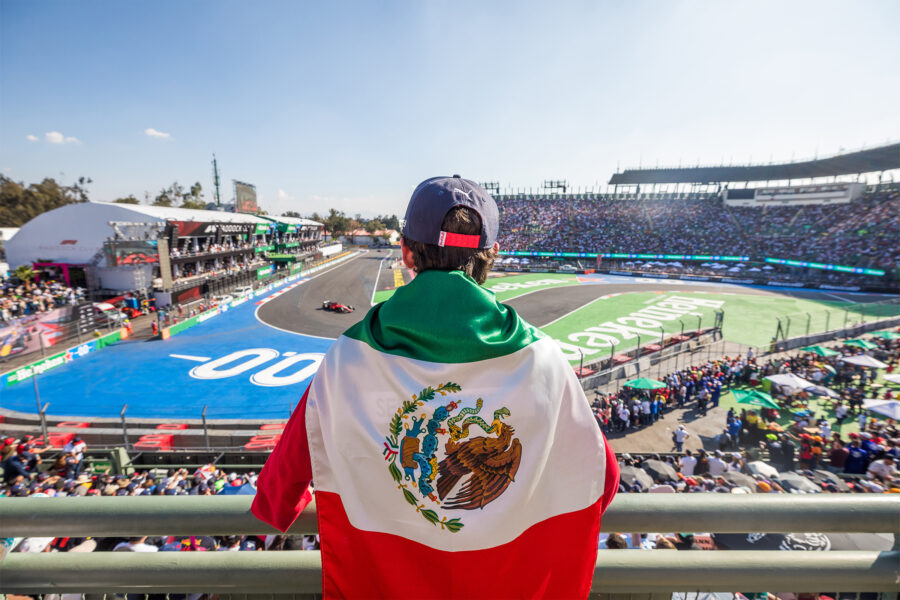 FANÁTICO CON LA BANDERA DE MÉXICO OBSERVA DESDE LAS GRADAS EL ESPECTÁCULO DE FORMULA 1®