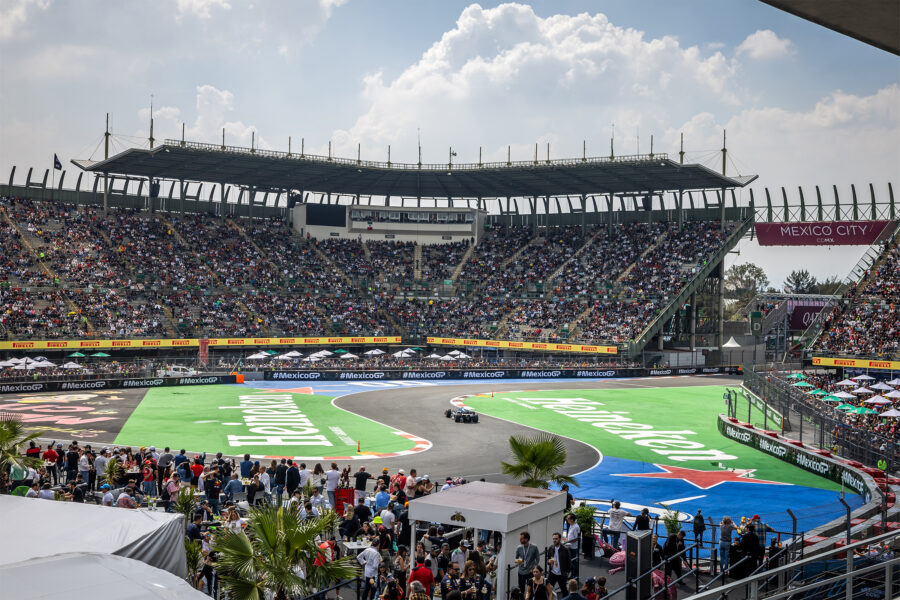 VISTA PARCIAL DEL F1 PADDOCK CLUB®, PISTA Y ZONA DE GRADAS DEL ENTONCES LLAMADO FORO SOL DURANTE EL MÉXICO GP 2023