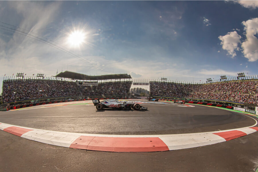 VISTA DESDE EL ASFALTO EN UN SOLEADO DÍA DE CARRERA 