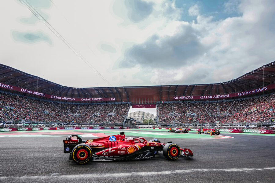  CHARLES LECLERC, PILOTO DE SCUDERIA FERRARI ENTRANDO A LAS CURVAS DEL ESTADIO 