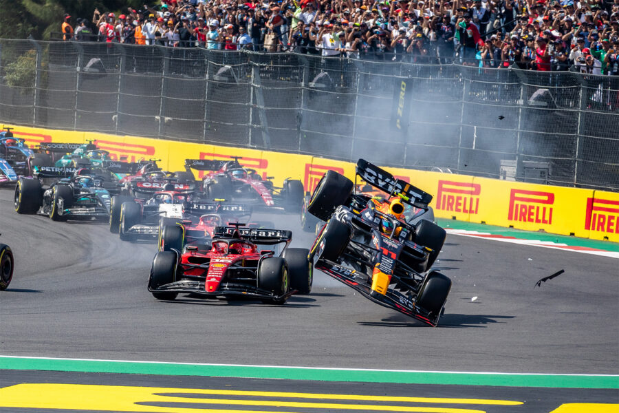 CHECO PÉREZ SUFRE UN CHOQUE CON CHARLES LECLERC EN LA PRIMERA CURVA DEL AUTÓDROMO, RESULTANDO EN SU SALIDA DE LA CARRERA 