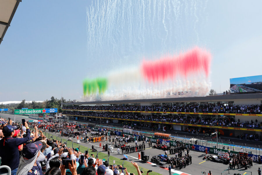 LOS COLORES DE LA BANDERA MEXICANA SE PINTAN DURANTE LA CEREMONIA DE INAUGURACIÓN 