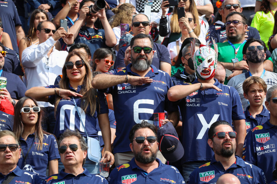 FANÁTICOS DE RED BULL HACIENDO HONORES AL HIMNO MEXICANO 