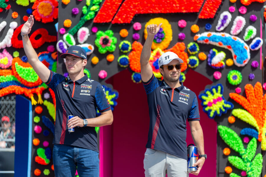 MAX VERSTAPPEN Y CHECO PÉREZ, SALUDAN AL PÚBLICO MEXICANO DURANTE EL DESFILE DE PILOTOS
