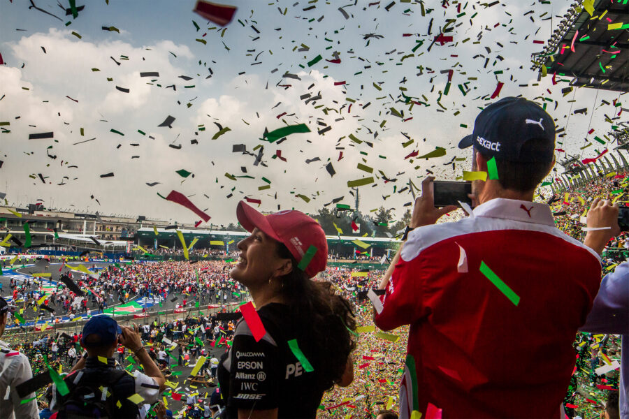 LA CELEBRACIÓN DEL PODIO LLENA DE COLORES MEXICANOS