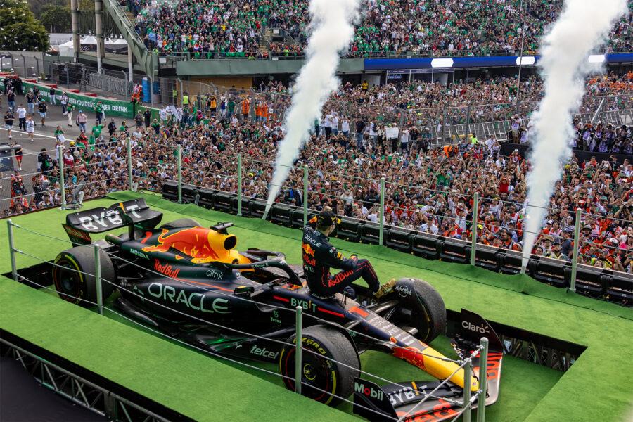 MAX VERSTAPPEN SUBE AL PODIO CON SU MONOPLAZA PARA FESTEJAR SU TRIUNFO