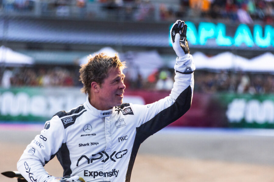 BRAD PITT SALUDANDO A LA AFICIÓN DESPUÉS DE GRABAR EN EL MÉXICO GP ESCENAS DE LA PELÍCULA F1®