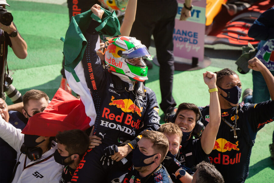 CHECO PÉREZ, CELEBRANDO SU PRIMER PODIO EN EL MÉXICO GP JUNTO CON INTEGRANTES DE RED BULL RACING