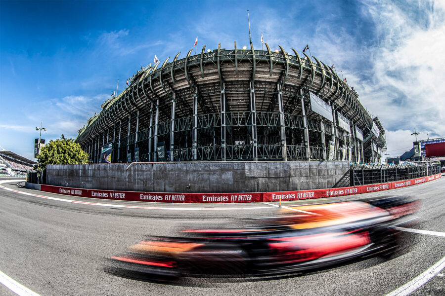 LA VELOCIDAD DE UN MONOPLAZA DE FORMULA1® CONGELADA EN EL ASFALTO 