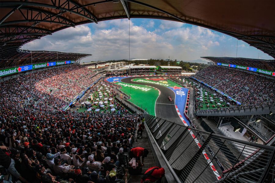 MONOPLAZA DE SCUDERIA FERRARI CRUZANDO EL ESTADIO GNP SEGUROS