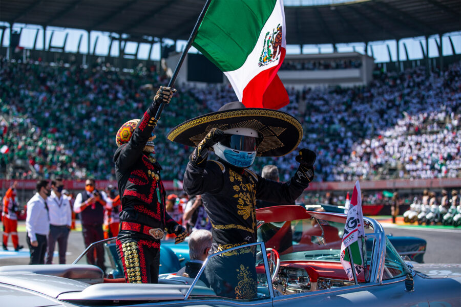 DURANTE EL DESFILE DE PILOTOS, MARIO ACHI Y FERMÍN LA CALACA SALUDAN AL PÚBLICO