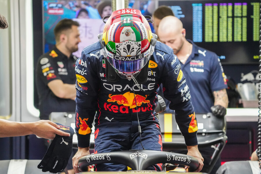 EL HÉROE LOCAL, CHECO PÉREZ PREPARÁNDOSE PARA SALIR A L A PISTA