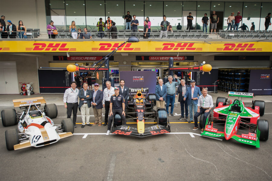 3 GENERACIONES DE AUTOMOVILISMO. CHECO PÉREZ POSA CON SU MONOPLAZA JUNTO A LOS DE PEDRO RODRÍGUEZ Y ADRIÁN FERNÁNDEZ