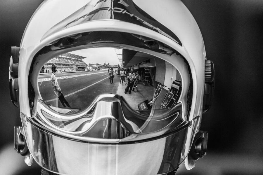 REFLEJOS DE FORMULA 1®, EL PIT LANE DESDE EL CASCO DE UN BOMBERO