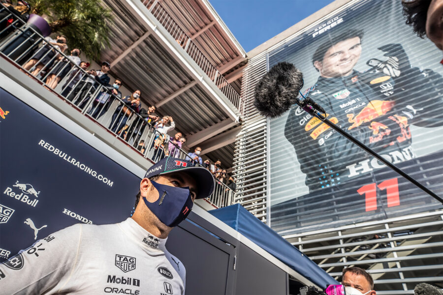 CHECO PÉREZ DURANTE UNA ENTREVISTA EN EL PADDOCK DEL MÉXICO GP