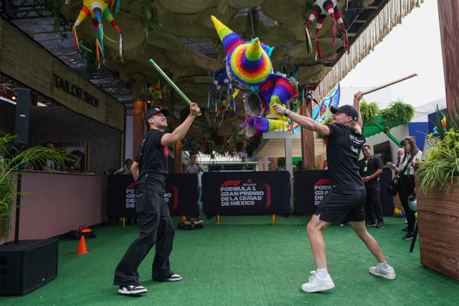 GUANYU ZHOU Y VALTTERI BOTTAS, DISFRUTAN ROMPIENDO LAS TRADICIONALES PIÑATAS EN EL PADDOCK