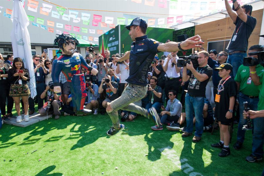DANIEL RICCIARDO ROMPIENDO SU PROPIA PIÑATA FRENTE A MEDIOS Y ASISTENTES EN EL PADDOCK