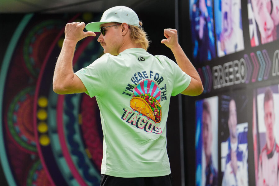 VALTTERI BOTTAS A SU LLEGADA AL PADDOCK, MOSTRANDO SU GRAN AMOR POR LOS TACOS