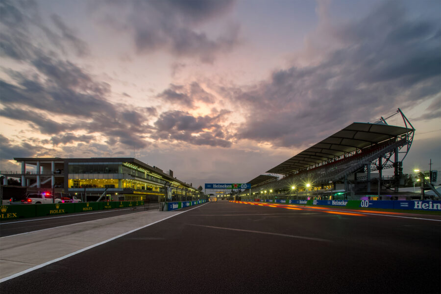 UN ATARDECER EN LA RECTA PRINCIPAL DEL AUTÓDROMO HERMANOS RODRÍGUEZ