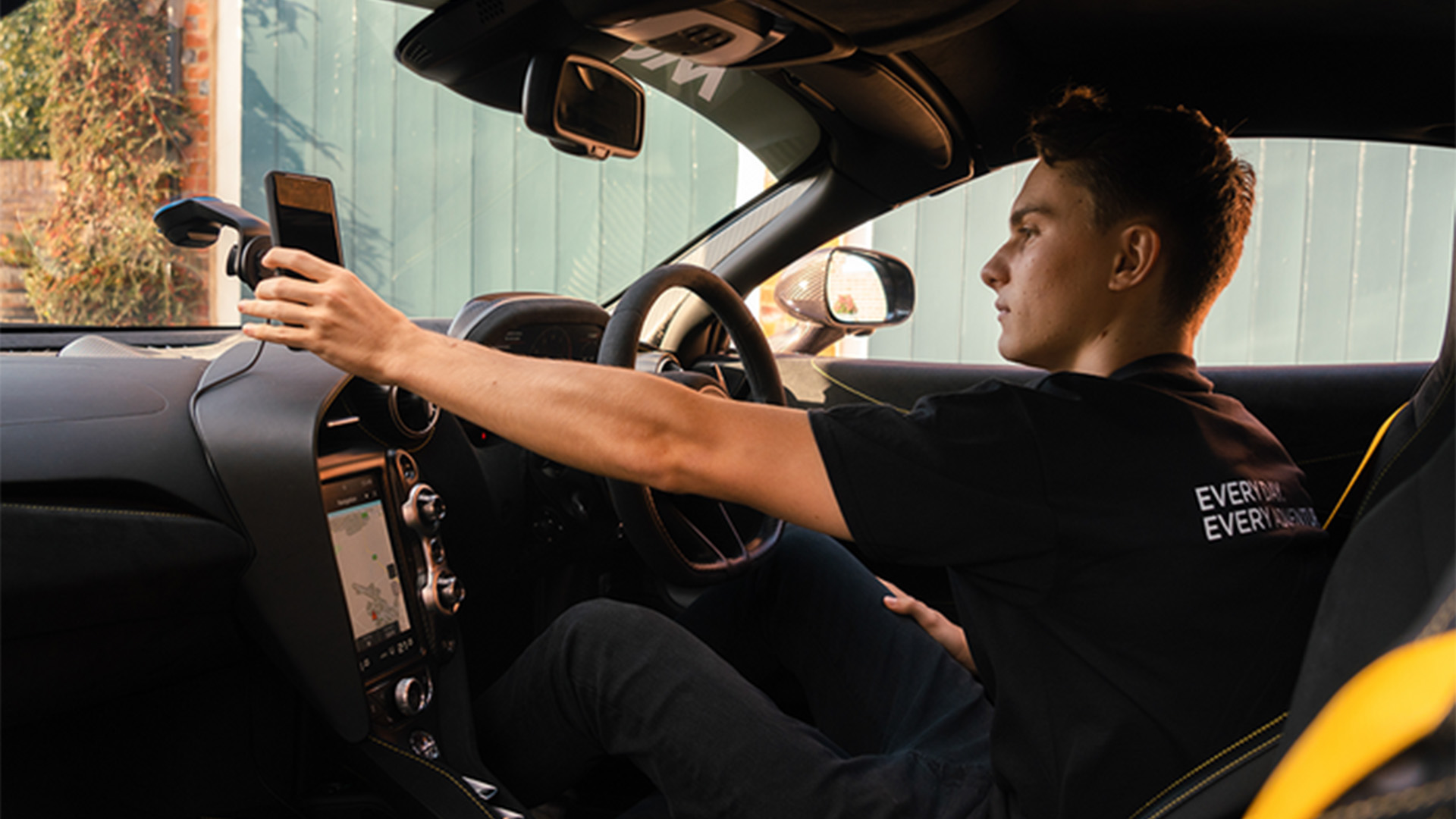 ¿A qué sonarían los estéreos de los pilotos de Formula 1?