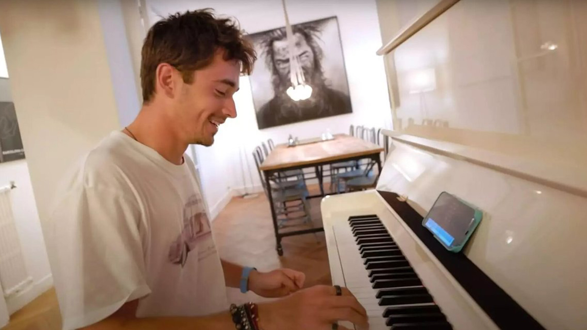 ¿A qué sonarían los estéreos de los pilotos de Formula 1?