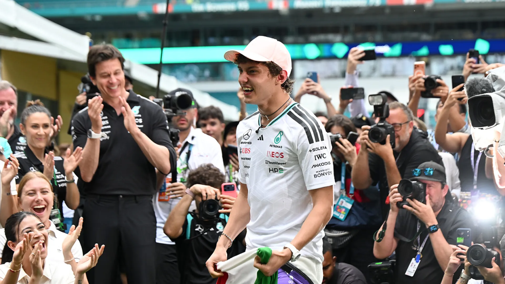 Antonelli resiste a Norris y se impone en Miami para ampliar su dominio
