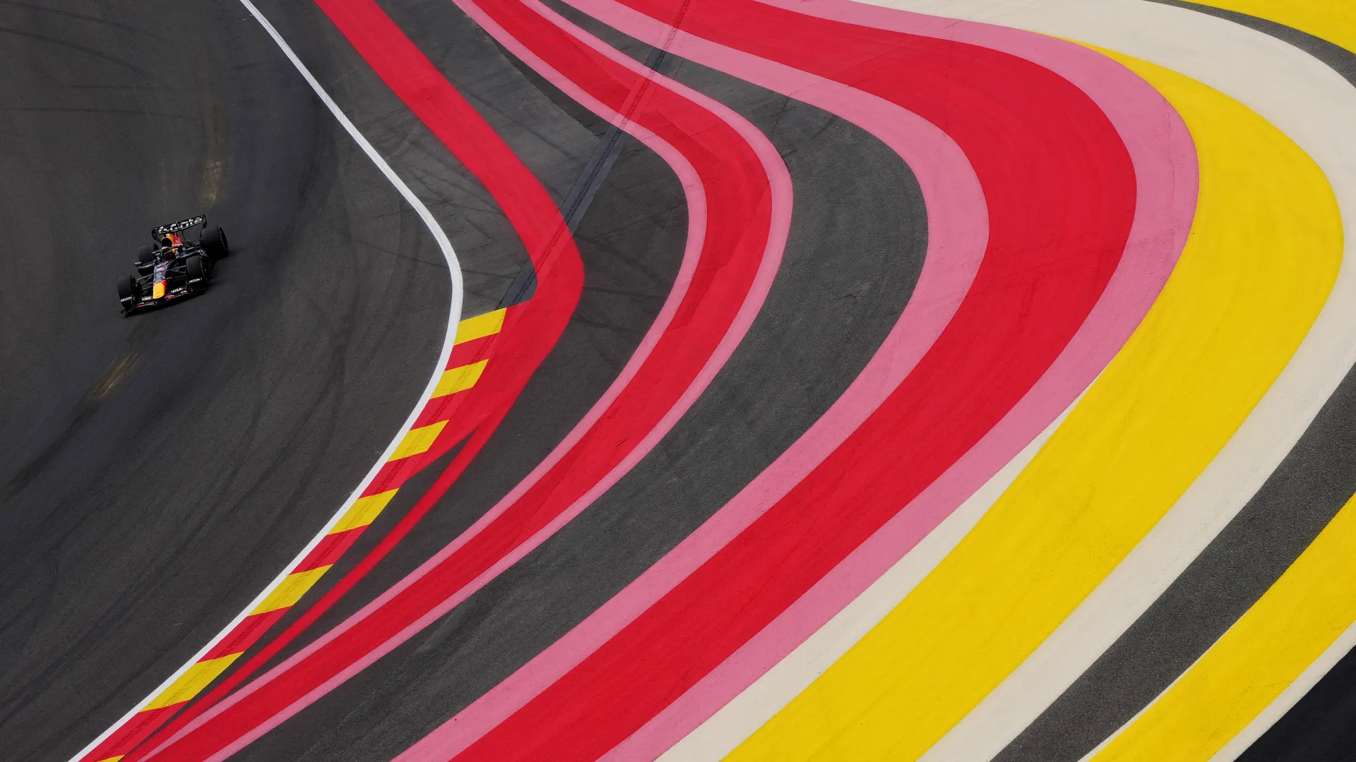 Antonelli supera a Leclerc y gana el GP de Bélgica tras el abandono de Russell