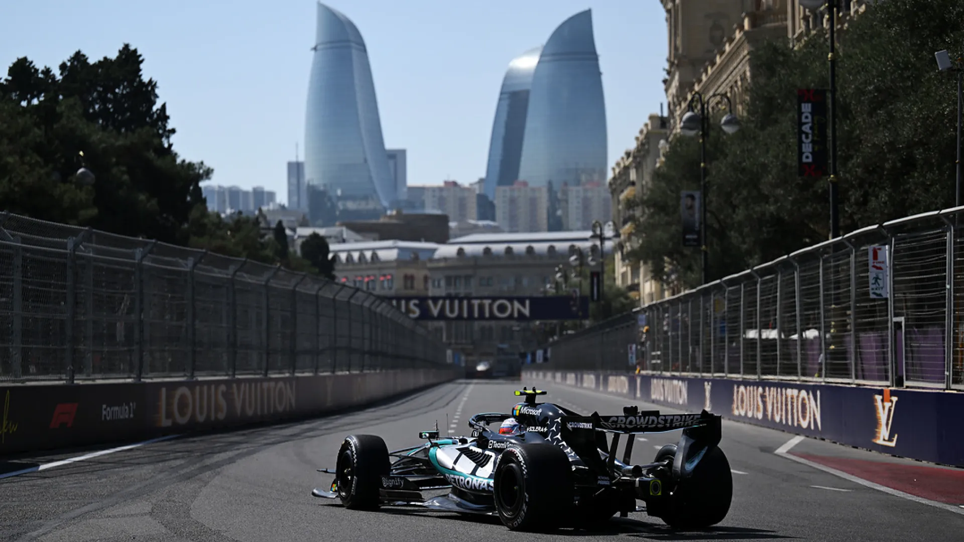 Russell resiste a Verstappen y gana en Bakú