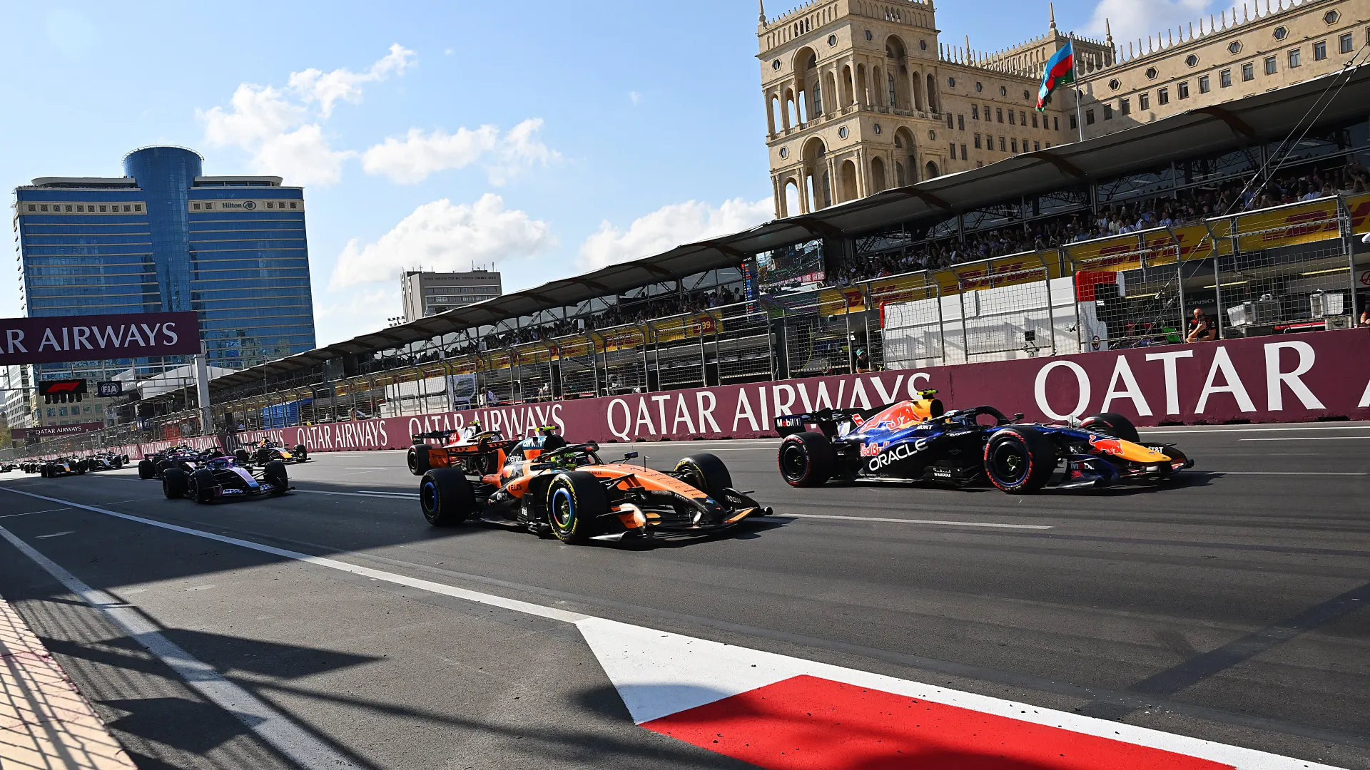 Russell resiste a Verstappen y gana en Bakú