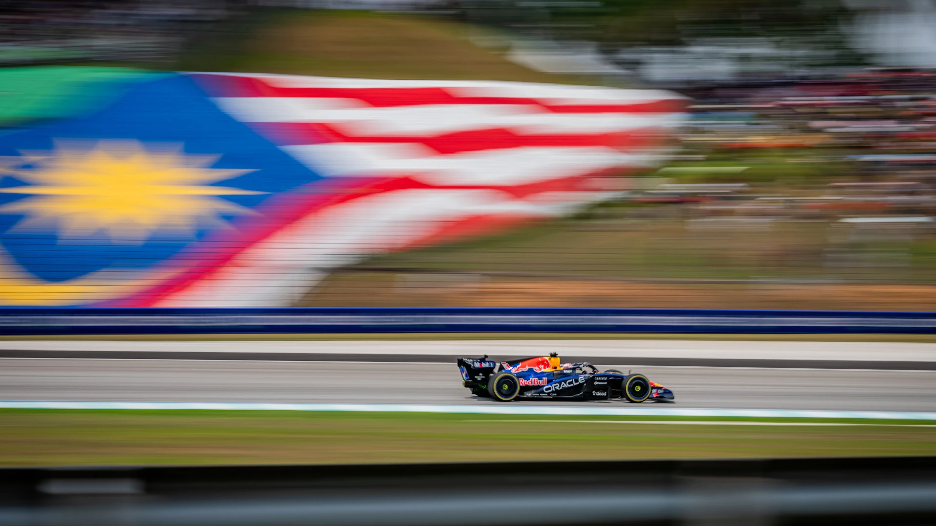 Verstappen consigue su primera pole de la temporada en Sepang