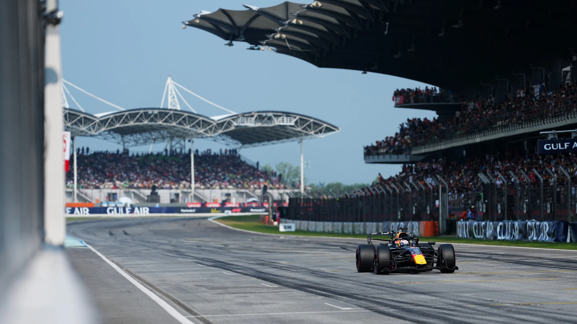 Verstappen consigue su primera pole de la temporada en Sepang