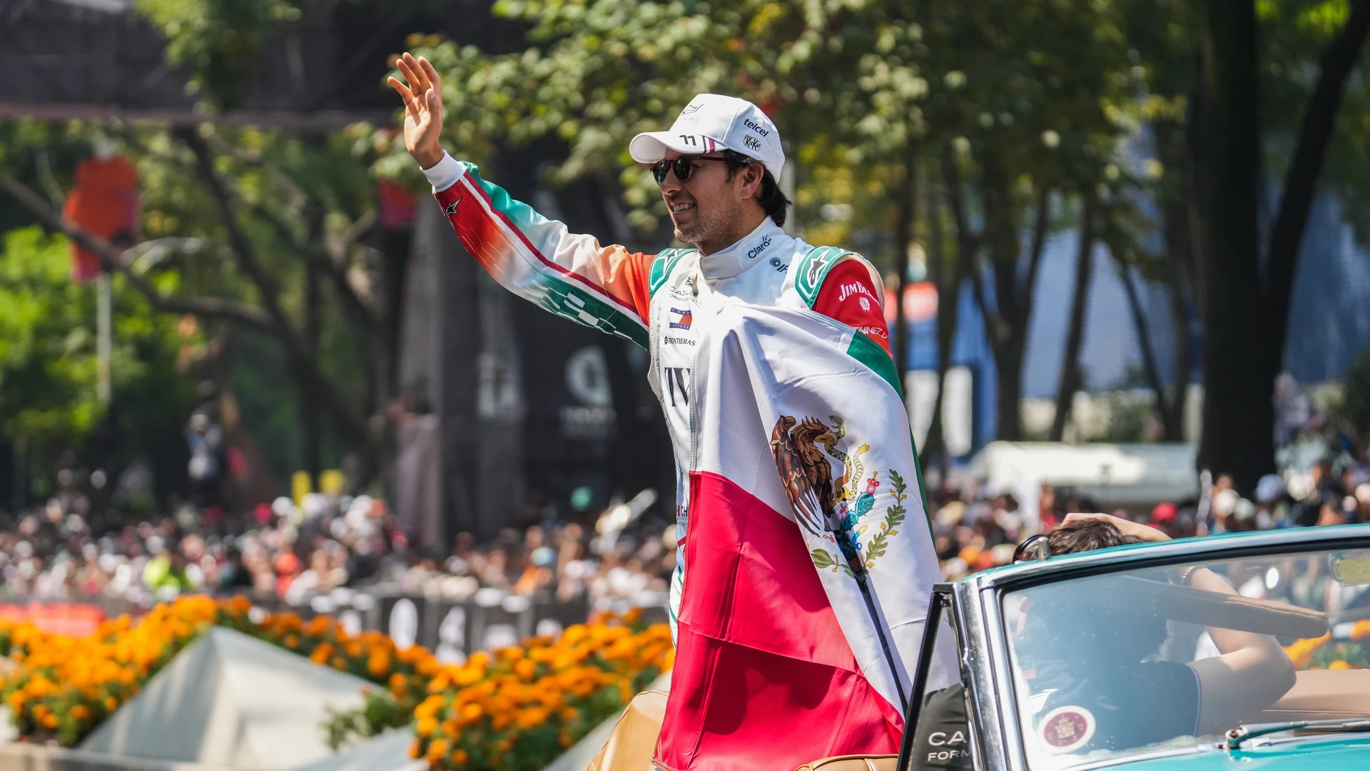 ¡Checo Pérez encendió Reforma! Más de 100 mil personas celebran su regreso al México GP