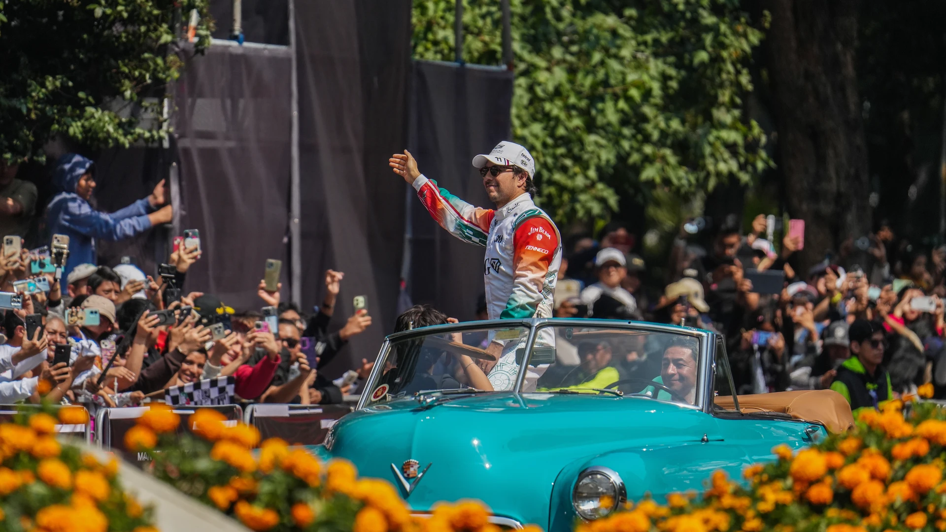 ¡Checo Pérez encendió Reforma! Más de 100 mil personas celebran su regreso al México GP