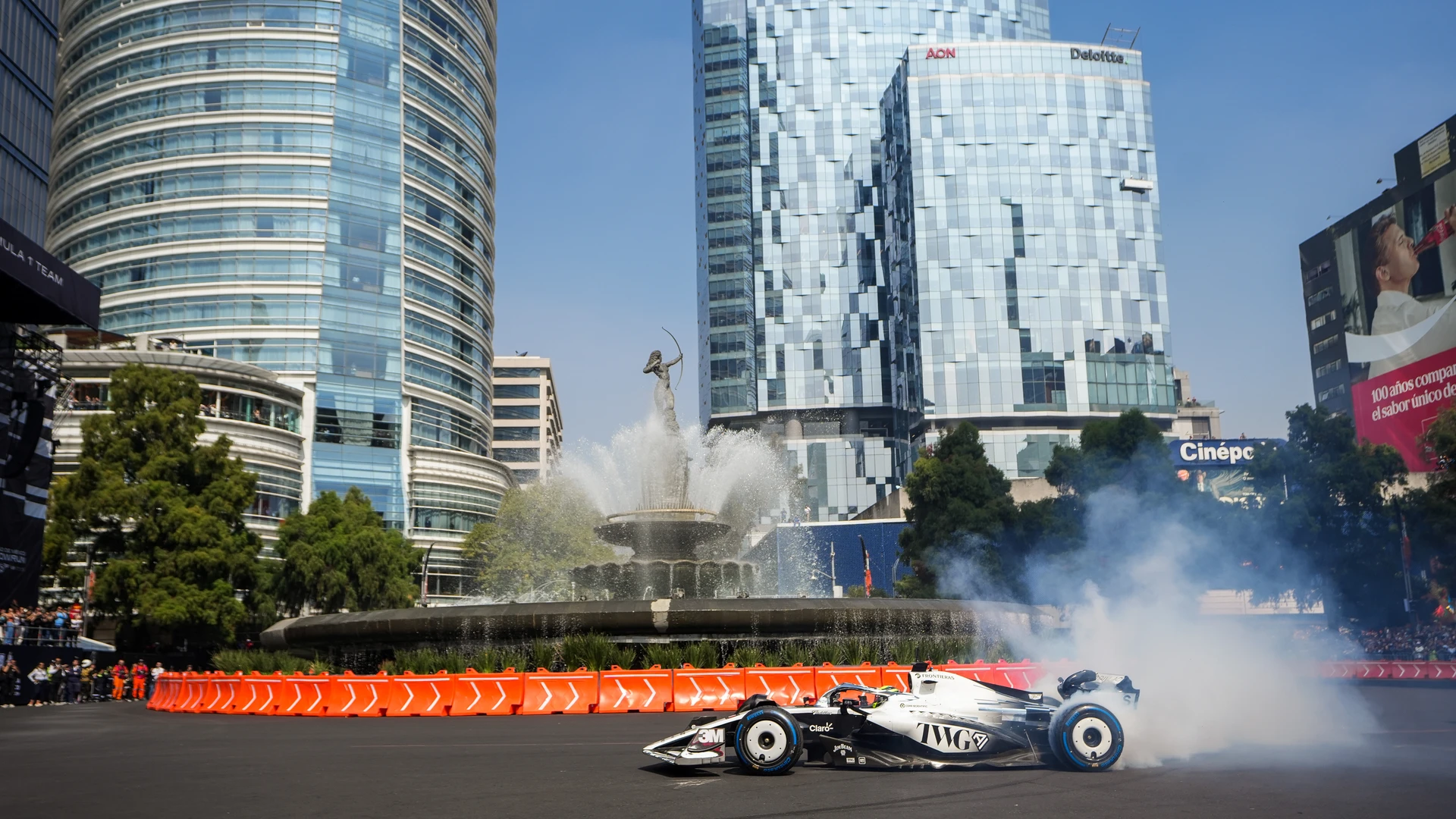 ¡Checo Pérez encendió Reforma! Más de 100 mil personas celebran su regreso al México GP