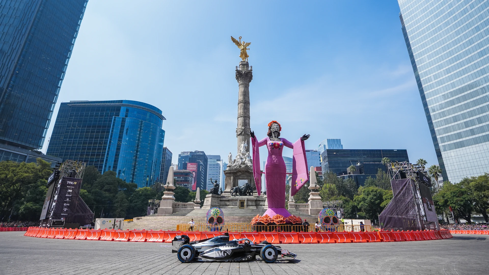 ¡Checo Pérez encendió Reforma! Más de 100 mil personas celebran su regreso al México GP
