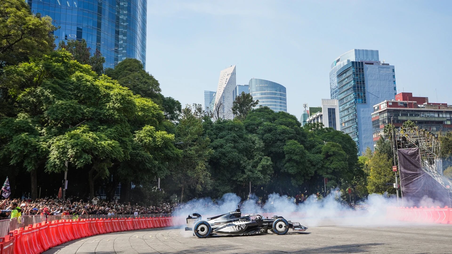 ¡Checo Pérez encendió Reforma! Más de 100 mil personas celebran su regreso al México GP