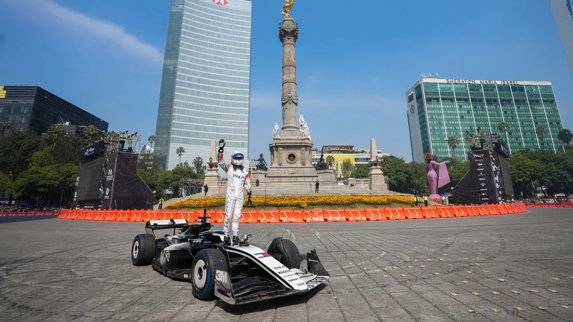 ¡Checo Pérez encendió Reforma! Más de 100 mil personas celebran su regreso al México GP