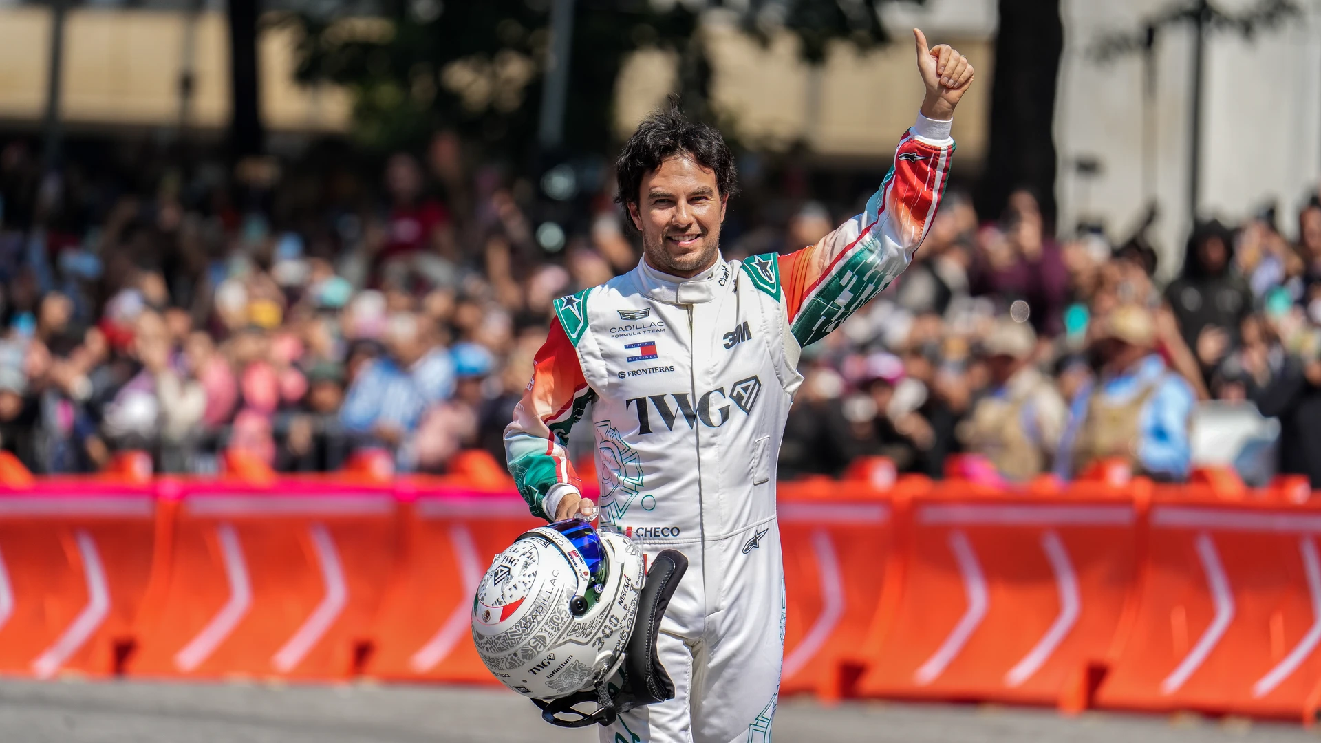 ¡Checo Pérez encendió Reforma! Más de 100 mil personas celebran su regreso al México GP
