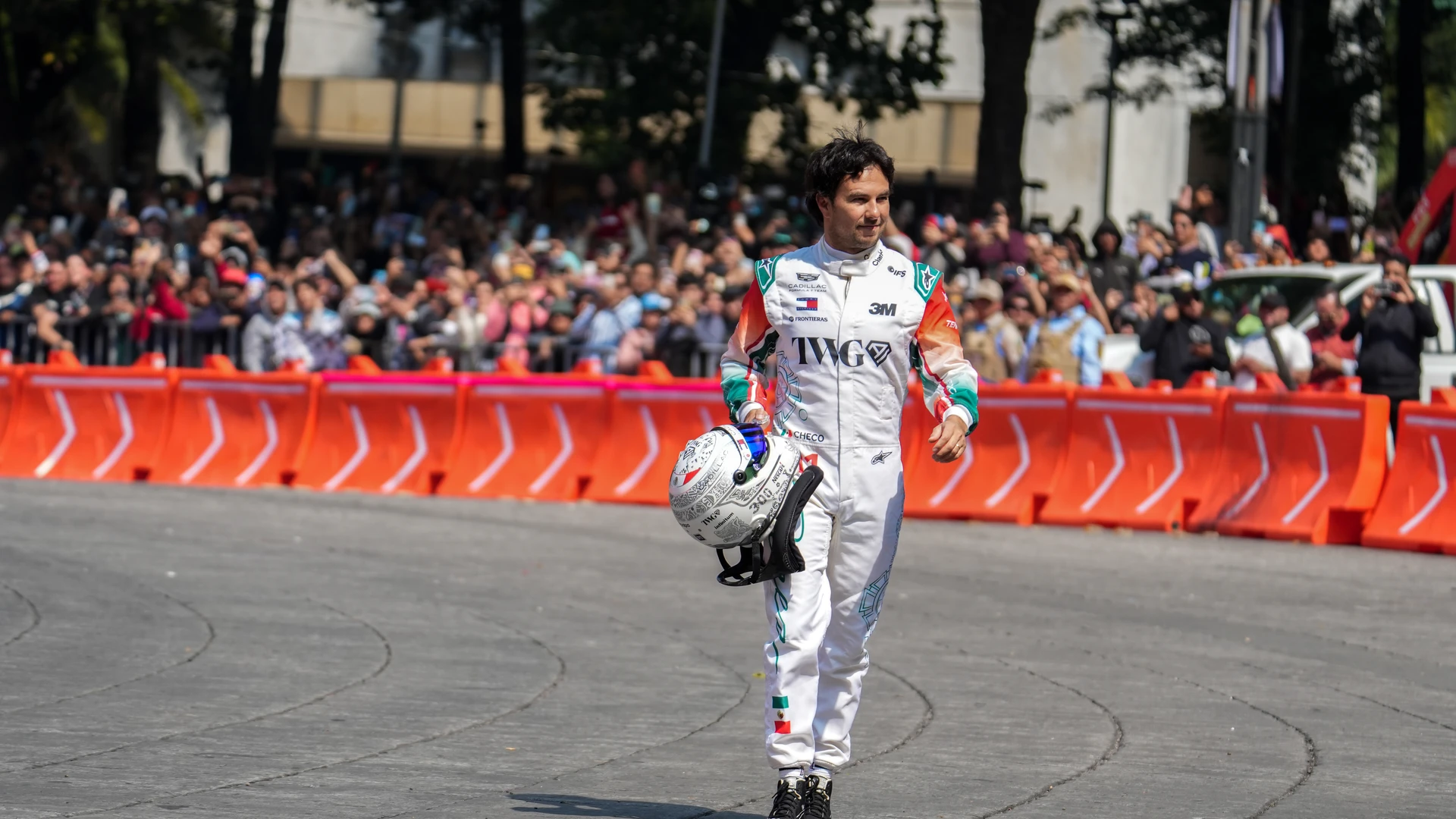 ¡Checo Pérez encendió Reforma! Más de 100 mil personas celebran su regreso al México GP