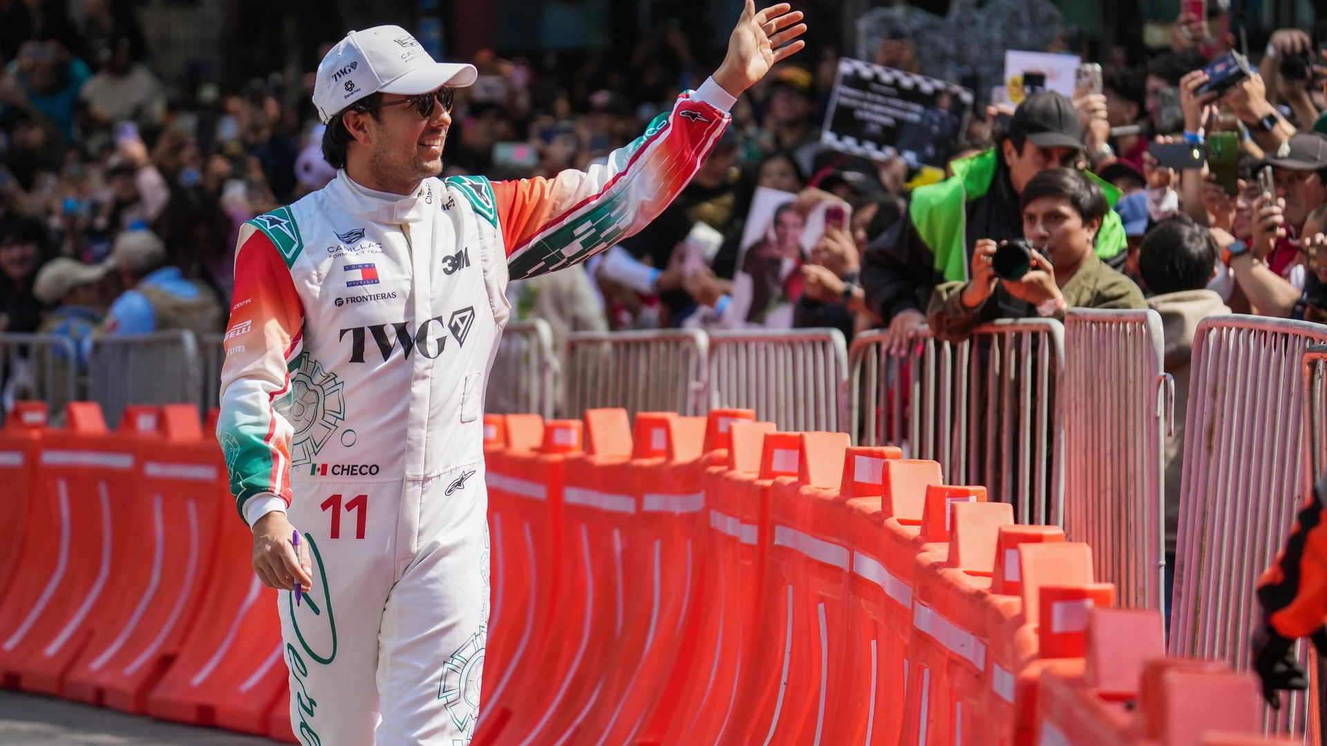 ¡Checo Pérez encendió Reforma! Más de 100 mil personas celebran su regreso al México GP